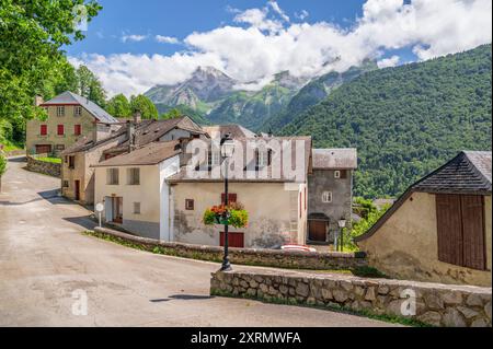 Das authentische ländliche Dorf AAS im Ossau-Tal von Béarn, Frankreich Stockfoto