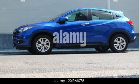 Bukarest, Rumänien - 21. Juli 2024: Seitenansicht des blauen Honda HR-V Autos, das auf der Straße geparkt ist Stockfoto