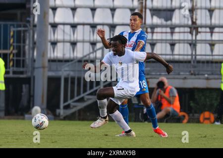 Brescia, Italien. August 2024. Richie Sagrado (FC Venezia) Alexander Jallow (Brescia Calcio) während der 32. Finalrunde des italienischen Pokals zwischen Brescia und Venezia im Mario Rigamonti Stadion am Sonntag, 11. August 2024. Sport - Fußball. (Foto: Stefano Nicoli/LaPresse) Credit: LaPresse/Alamy Live News Stockfoto