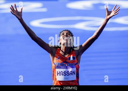 Paris, Frankreich. August 2024. PARIS, FRANKREICH - 11. AUGUST: Sifan Hassan aus den Niederlanden feiert, als sie am 16. Tag des Athletik-Marathons - Olympischen Spiele Paris in der Esplanade des Invalides am 11. August 2024 in Paris, Frankreich, beim Frauen-Marathon am 16. Tag des Athletik-Marathons - Olympischen Spiele Paris 2024 eine Goldmedaille gewinnt. (Foto von Andre Weening/Orange Pictures) Credit: Orange Pics BV/Alamy Live News Stockfoto