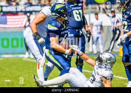 Stuttgart, Deutschland. August 2024. Europäische Fußballliga, elf/ Spiel: Raiders Tirol bei Stuttgart Surge on11. Aug . 2024, im Gazi-Stadion Stuttgart, Deutschland, Stuttgart Surge/ QB # 4 Reilly Hennessey vs. Raiders Tirol / LB # 33 Tim Unger. Frank Baumert/Alamy Live News Stockfoto