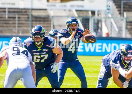 Stuttgart, Deutschland. August 2024. Europäische Fußballliga, elf/ Spiel: Raiders Tirol bei Stuttgart Surge am 11. Aug 2024, im Gazi-Stadion, Stuttgart, Deutschland, QB # 4 Reilly Hennessey/ Stuttgart Surge. Frank Baumert/Alamy Live News Stockfoto