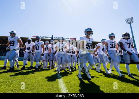 Stuttgart, Deutschland. August 2024. Europäische Fußballliga, elf/ Spiel: Raiders Tirol bei Stuttgart Surge am 11. Aug. 2024, im Gazi-Stadion, Stuttgart, Deutschland, Raiders Tirol - Eintritt ins Stadion. Frank Baumert/Alamy Live News Stockfoto