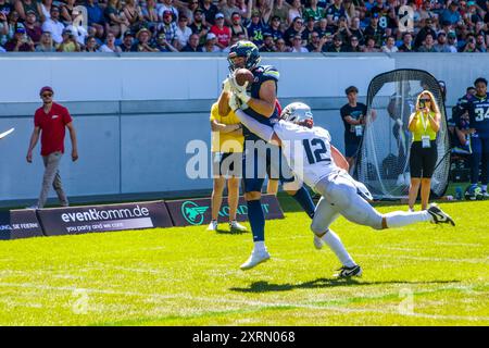 Stuttgart, Deutschland. August 2024. Europäische Fußballliga, elf/ Spiel: Raiders Tirol bei Stuttgart Surge am 11. Aug. 2024, im Gazi-Stadion, Stuttgart, Deutschland, WR # 81 Jan Pietsch/Stuttgart Surge vs. CB # 12 Cannon Griener/Raiders Tirol. Frank Baumert/Alamy Live News Stockfoto