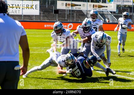 Stuttgart, Deutschland. August 2024. Europäische Fußballliga, elf/ Spiel: Raiders Tirol bei Stuttgart Surge am 11. Aug. 2024, im Gazi-Stadion, Stuttgart, Deutschland, WR # 18 Paul Steigerwald/Stuttgart Surge vs. Raiders Tirol Defense mit FS # 3 Jan Mayerhofer, CB # 19 Jonas Gacek . Frank Baumert/Alamy Live News Stockfoto