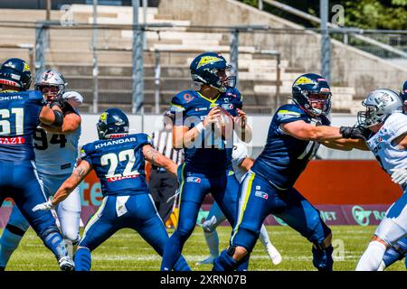 Stuttgart, Deutschland. August 2024. Europäische Fußballliga, elf/ Spiel: Raiders Tirol bei Stuttgart Surge am 11. Aug. 2024, im Gazi-Stadion, Stuttgart, Deutschland, Stuttgart Surge/QB # 4 Reilly Hennessey. Frank Baumert/Alamy Live News Stockfoto