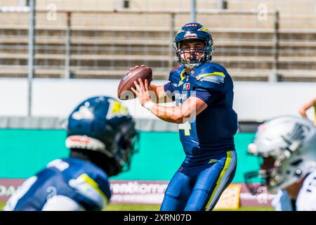 Stuttgart, Deutschland. August 2024. Europäische Fußballliga, elf/ Spiel: Raiders Tirol bei Stuttgart Surge am 11. Aug 2024, im Gazi-Stadion, Stuttgart, Deutschland, Stuttgart Surge/ QB # 4 Reilly Hennessey. Frank Baumert/Alamy Live News Stockfoto