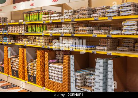 Blick auf die Molkereiabteilung im Supermarkt mit Regalen mit Eierkartons verschiedener Marken. Schweden. Uppsala. Stockfoto