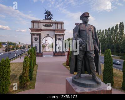 Der Triumphbogen und die Statue des sowjetischen Marschalls Georgi Schukow am Siegesdenkmal in Kursk, Russland, zum Gedenken an den Zweiten Weltkrieg Stockfoto