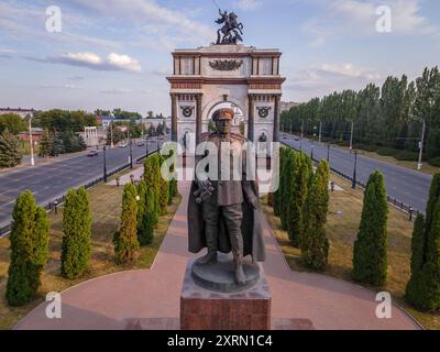 Das Denkmal von Marschall Schukow (sowjetischer Befehlshaber im Zweiten Weltkrieg) im Kursker Siegesdenkmal-Park mit dem historischen Triumphbogen in Russland. Stockfoto