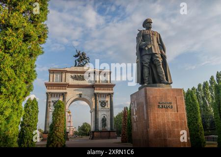 Das Denkmal von Marschall Schukow (sowjetischer Befehlshaber im Zweiten Weltkrieg) im Kursker Siegesdenkmal-Park mit dem historischen Triumphbogen in Russland. Stockfoto