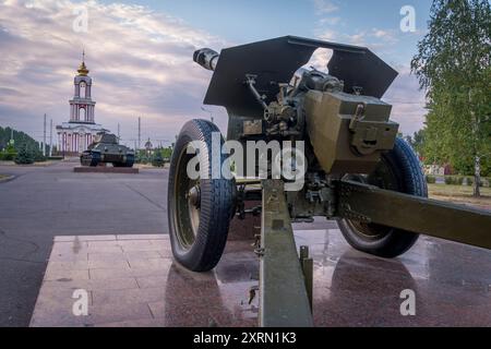 Die Artilleriegeschütze und russischen Panzer im Gedenkpark Kursk Victory in der russischen Region Kursk, an der Grenze zur Ukraine. Stockfoto