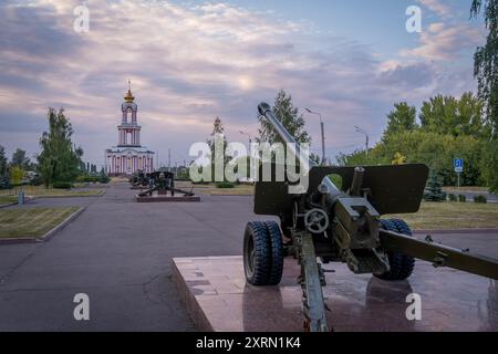 Die Artilleriegeschütze und russischen Panzer im Gedenkpark Kursk Victory in der russischen Region Kursk, an der Grenze zur Ukraine. Stockfoto