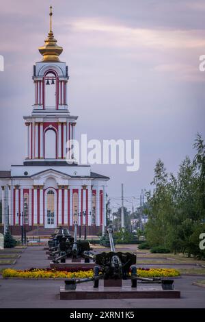 Die Artilleriegeschütze und russischen Panzer im Gedenkpark Kursk Victory in der russischen Region Kursk, an der Grenze zur Ukraine. Stockfoto