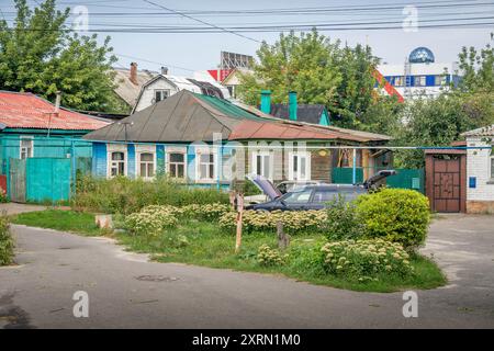 Die alten Holzhäuser in Kursk, der russischen Stadt in Kursk Oblast an der Grenze zur Ukraine. Stockfoto