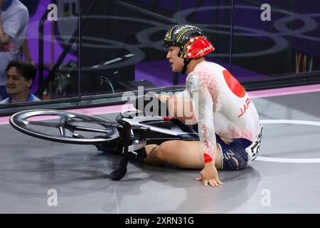 Paris, Frankreich, 11. August 2024. Shinji Nakano vom Team Japan stürzt beim Keirin-Finale der Männer bei den Olympischen Spielen 2024 auf der Radbahn Paris im National Veladrome am 11. August 2024 in Paris ab. Quelle: Pete Dovgan/Speed Media/Alamy Live News Stockfoto