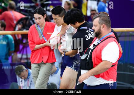 Paris, Frankreich, 11. August 2024. Shinji Nakano vom Team Japan stürzt beim Keirin-Finale der Männer bei den Olympischen Spielen 2024 auf der Radbahn Paris im National Veladrome am 11. August 2024 in Paris ab. Quelle: Pete Dovgan/Speed Media/Alamy Live News Stockfoto