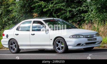 Potterspury, Northants, UK - 11. August 2024: 1995 weißer Ford Mondeo LX fährt auf einer britischen Straße Stockfoto