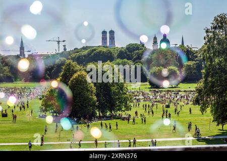 Blick auf den Englischen Garten, Seifenblasen in der Luft, Wochenende, München, August 2024 Deutschland, München, August 2024, Blick vom Monopteros auf den Englischen Garten, Seifenblasen schillern in der Luft, viele Menschen genießen den warmen Sommertag, Temperaturen bei 30 Grad, viele erfrischen sich am Eisbach, Münchner Stadtsilhouette mit Frauenkirche und Theatinerkirche, Sonntagnachmittag, Sommer, Bayern, *** Blick auf den Englischen Garten, Seifenblasen in der Luft, Wochenende, München, August 2024 Deutschland, München, August 2024, Blick von den Monopteros zum Englischen Garten, Seifenblasen schimmern Stockfoto