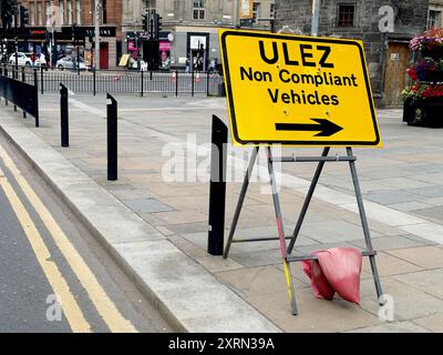 Für alle Fahrzeuge wird das Schild mit der Emissionszone im Stadtzentrum von Glasgow durchgesetzt Stockfoto
