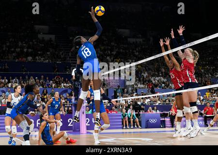 Paris, Frankreich. August 2024. Paola Ogechi Egonu aus Italien, Haleigh Washington und Kathryn Plummer aus den Vereinigten Staaten während des Volleyball-Goldmedaillenspiels zwischen den Vereinigten Staaten von Amerika und Italien bei den Olympischen Spielen 2024 in Paris Sud 1 am 11. August 2024. Italien besiegte die Vereinigten Staaten 3-0 und gewann die Goldmedaille. Quelle: Insidefoto di andrea staccioli/Alamy Live News Stockfoto