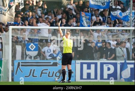 Haderslev, Dänemark. August 2024. Schiedsrichter Jakob Kehlet vereitelte drei FCK-Tore für Abseits während des Superliga-Spiels zwischen Soenderjyske Football und FC Kopenhagen im Sydbank Park in Haderslev am Sonntag, den 11. August 2024. (Foto: Claus Fisker/Ritzau Scanpix) Credit: Ritzau/Alamy Live News Stockfoto