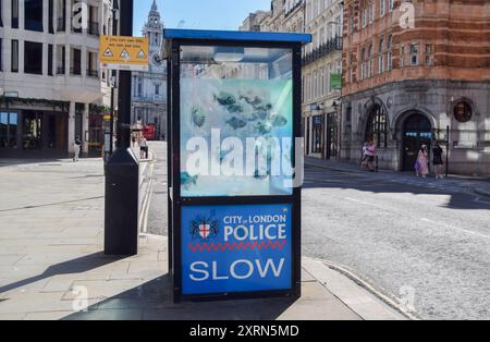 Ein neues Banksy-Kunstwerk erschien auf einem Polizeiwachturm in London, das eine Fischschule darstellt. Dies ist das siebte neue Tierwerk in sieben Tagen in der Hauptstadt von dem schwer fassbaren Straßenkünstler. Stockfoto