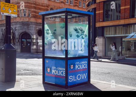 London, Großbritannien. August 2024. Ein neues Banksy-Kunstwerk erschien auf einem Polizeiwachturm in London, das eine Fischschule darstellt. Dies ist das siebte neue Tierwerk in sieben Tagen in der Hauptstadt von dem schwer fassbaren Straßenkünstler. (Credit Image: © Vuk Valcic/SOPA Images via ZUMA Press Wire) NUR REDAKTIONELLE VERWENDUNG! Nicht für kommerzielle ZWECKE! Quelle: ZUMA Press, Inc./Alamy Live News Stockfoto