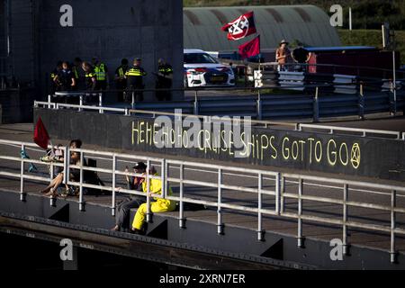 IJMUIDEN - Klimaaktivisten der Extinction Rebellion blockieren die Schleusen in IJmuiden. Sie warten auf das Kreuzfahrtschiff Seven Seas Mariner und blockieren die Passage für dieses Schiff. Einen Tag zuvor blockierten Demonstranten auch ein Kreuzfahrtschiff. Die Aktionsgruppe erklärt, dass sie mit dieser Aktion gegen die zerstörerischen Auswirkungen der Kreuzfahrt auf das Klima demonstrieren. ANP RAMON VAN FLYMEN niederlande aus - belgien aus Stockfoto