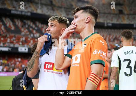 Valencia, Spanien. August 2024. VALENCIA, SPANIEN - 10. AUGUST: Jose Luis Garcia Pepelu defensiver Mittelfeldspieler von Valencia CF und Hugo Duro sprechen während des 52. Trofeo Taronja-Freundschaftsspiels zwischen Valencia CF und Eintracht Frankfurt am 10. August 2024 im Mestalla-Stadion in Valencia. (Foto von Jose Torres/Photo Players Images/Magara Press) Credit: Magara Press SL/Alamy Live News Stockfoto