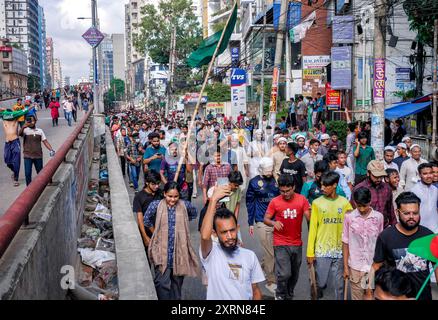 Bangladesch Quotenreformbewegung und ein regierungsfeindlicher Protest gegen die Demokratie in Bangladesch. Die Menschen feiern den Rücktritt von Premierminister Hasina. Stockfoto