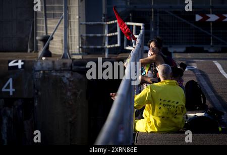 IJMUIDEN - Klimaaktivisten der Extinction Rebellion blockieren die Schleusen in IJmuiden. Sie warten auf das Kreuzfahrtschiff Seven Seas Mariner und blockieren die Passage für dieses Schiff. Einen Tag zuvor blockierten Demonstranten auch ein Kreuzfahrtschiff. Die Aktionsgruppe erklärt, dass sie mit dieser Aktion gegen die zerstörerischen Auswirkungen der Kreuzfahrt auf das Klima demonstrieren. ANP RAMON VAN FLYMEN niederlande aus - belgien aus Stockfoto