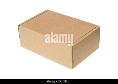 Einfarbiger brauner Karton mit Klappen, perfekt für Versand oder Lagerung. Isoliert auf weißem Hintergrund für Präsentationen oder Verpackungsdesign-Konzepte. Stockfoto