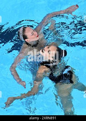 (240811) -- SAINT-DENIS, 11. August 2024 (Xinhua) -- Shelly Bobritsky/Ariel Nassee von Israel treten während des Duetts des freien Schwimmens an den Olympischen Spielen 2024 in Saint-Denis, Frankreich, 10. August 2024 an. (Xinhua/Xia Yifang) Stockfoto