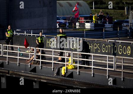 IJMUIDEN - Klimaaktivisten der Extinction Rebellion blockieren die Schleusen in IJmuiden. Sie warten auf das Kreuzfahrtschiff Seven Seas Mariner und blockieren die Passage für dieses Schiff. Einen Tag zuvor blockierten Demonstranten auch ein Kreuzfahrtschiff. Die Aktionsgruppe erklärt, dass sie mit dieser Aktion gegen die zerstörerischen Auswirkungen der Kreuzfahrt auf das Klima demonstrieren. ANP RAMON VAN FLYMEN niederlande aus - belgien aus Stockfoto