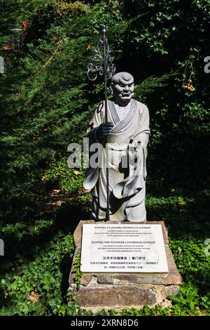 Die Luohan-Statue im buddhistischen Garten Grabensia ist einer der berühmten Kriegermönche in Garáb, Ungarn Stockfoto