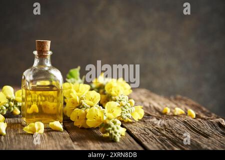 Eine durchsichtige Flasche Kräutertinktur mit frisch blühender Maulein oder Verbascum densiflorum Pflanze Stockfoto