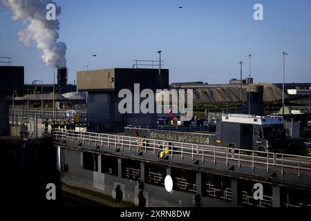 IJMUIDEN - Klimaaktivisten der Extinction Rebellion blockieren die Schleusen in IJmuiden. Sie warten auf das Kreuzfahrtschiff Seven Seas Mariner und blockieren die Passage für dieses Schiff. Einen Tag zuvor blockierten Demonstranten auch ein Kreuzfahrtschiff. Die Aktionsgruppe erklärt, dass sie mit dieser Aktion gegen die zerstörerischen Auswirkungen der Kreuzfahrt auf das Klima demonstrieren. ANP RAMON VAN FLYMEN niederlande aus - belgien aus Stockfoto