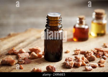 Eine Flasche ätherisches Aromatherapie-Öl mit Styrax-Benzoinharz Stockfoto