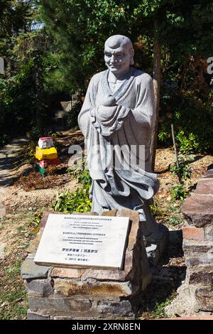 Die Luohan-Statue im buddhistischen Garten Grabensia ist einer der berühmten Kriegermönche in Garáb, Ungarn Stockfoto