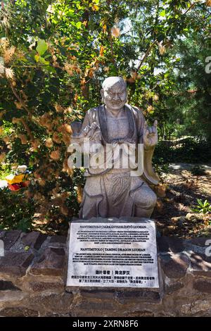 Die Luohan-Statue im buddhistischen Garten Grabensia ist einer der berühmten Kriegermönche in Garáb, Ungarn Stockfoto