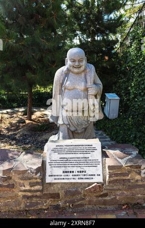 Die Luohan-Statue im buddhistischen Garten Grabensia ist einer der berühmten Kriegermönche in Garáb, Ungarn Stockfoto