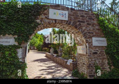 Tor im buddhistischen Garten Grabensia, Garáb, Ungarn Stockfoto