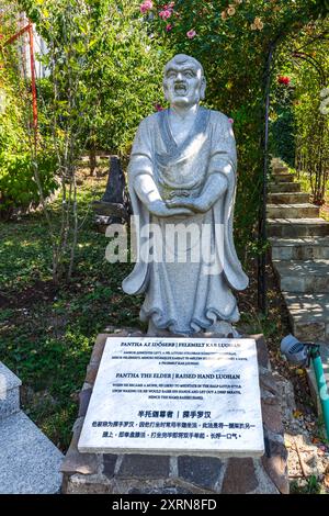 Die Luohan-Statue im buddhistischen Garten Grabensia ist einer der berühmten Kriegermönche in Garáb, Ungarn Stockfoto