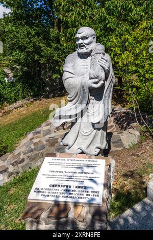 Die Luohan-Statue im buddhistischen Garten Grabensia ist einer der berühmten Kriegermönche in Garáb, Ungarn Stockfoto