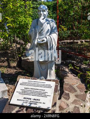 Die Luohan-Statue im buddhistischen Garten Grabensia ist einer der berühmten Kriegermönche in Garáb, Ungarn Stockfoto