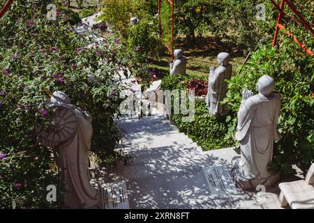 Luohan-Statuen im buddhistischen Garten Grabensia, Garáb, Ungarn Stockfoto