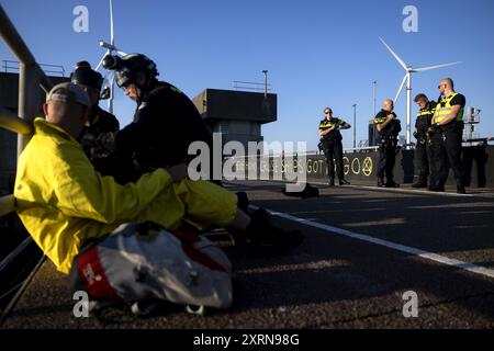 IJMUIDEN - Klimaaktivisten der Extinction Rebellion blockieren die Schleusen in IJmuiden. Sie warten auf das Kreuzfahrtschiff Seven Seas Mariner und blockieren die Passage für dieses Schiff. Einen Tag zuvor blockierten Demonstranten auch ein Kreuzfahrtschiff. Die Aktionsgruppe erklärt, dass sie mit dieser Aktion gegen die zerstörerischen Auswirkungen der Kreuzfahrt auf das Klima demonstrieren. ANP RAMON VAN FLYMEN niederlande aus - belgien aus Stockfoto