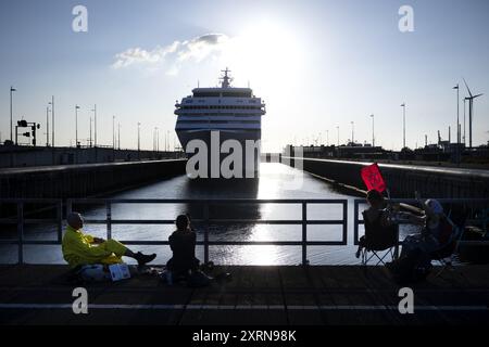 IJMUIDEN - Klimaaktivisten der Extinction Rebellion blockieren die Schleusen in IJmuiden. Sie warten auf das Kreuzfahrtschiff Seven Seas Mariner und blockieren die Passage für dieses Schiff. Einen Tag zuvor blockierten Demonstranten auch ein Kreuzfahrtschiff. Die Aktionsgruppe erklärt, dass sie mit dieser Aktion gegen die zerstörerischen Auswirkungen der Kreuzfahrt auf das Klima demonstrieren. ANP RAMON VAN FLYMEN niederlande aus - belgien aus Stockfoto