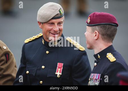 Honorary Colonel Bear Grylls OBE während der Graduation Parade on Intake 74 & 75 am Army Foundation College in Harrogate am 8. August 2024. Stockfoto